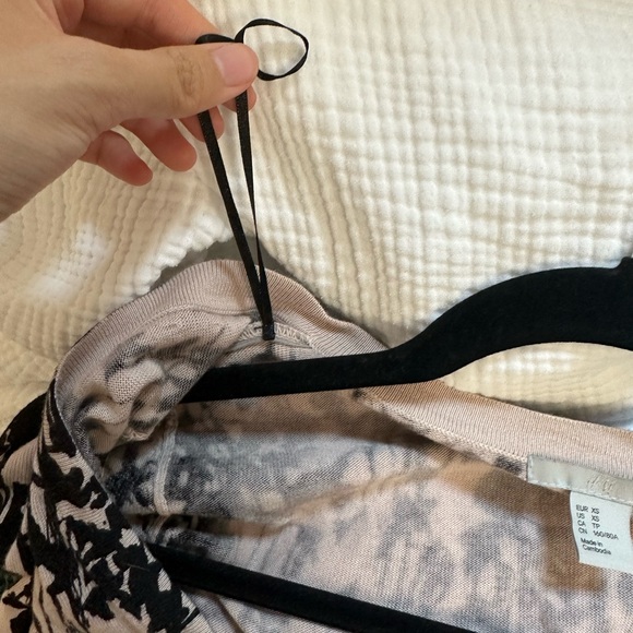 H&M Floral Silhouette Black and Cream/Ivory Long Sleeve Cardigan - Picture 3 of 13